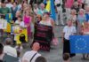 Εκατοντάδες Ουκρανοί στο Σύνταγμα για την Ημέρα Ανεξαρτησίας – Τραγούδησαν και τον ελληνικό εθνικό ύμνο