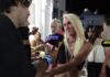Κατερίνα Παναγοπούλου: Μαγνήτισε τα βλέμματα με τους κοιλιακούς της στα γραφικά σοκάκια της Μυκόνου