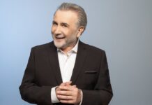 Λάκης Λαζόπουλος: Δείτε τον σε παραλία στην Αντίπαρο με… κοιλιακούς φέτες!