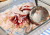 Παγωτό cheesecake φράουλα: Πώς να το φτιάξεις χωρίς μηχανή