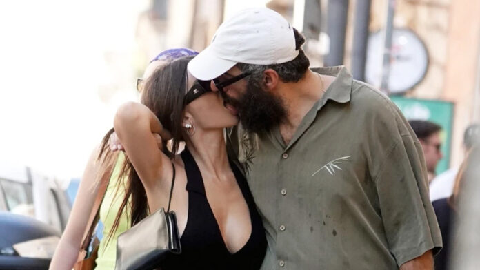 Emily-Ratajkowski-Τα-καυτά-φιλιά-με-τον-Romain-Gavras-στη.jpg
