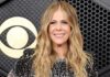 Rita Wilson: Ποζάρει τόπλες και δείχνει το τεράστιο τατουάζ που έχει στην πλάτη της