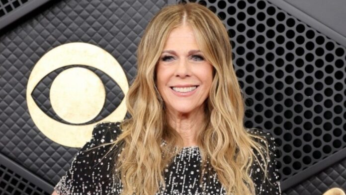 Rita-Wilson-Ποζάρει-τόπλες-και-δείχνει-το-τεράστιο-τατουάζ-που.jpg