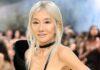 Vera Wang: Ποζάρει στα 77 της χρόνια από το κρεβάτι χωρίς ίχνος μακιγιάζ!