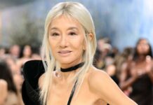 Vera Wang: Ποζάρει στα 77 της χρόνια από το κρεβάτι χωρίς ίχνος μακιγιάζ!