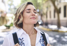 Mind reset: 8 μικρές κινήσεις που σας επαναφέρουν στο παρόν