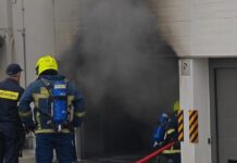 Συναγερμός στην Ακρόπολη: Φωτιά με εκρήξεις σε υβριδικό αυτοκίνητο μέσα σε πάρκινγκ