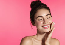 Anti-blush: Η νέα τάση στο ρουζ που κάνει τον γύρο των SoMe