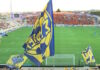 Χτυπήθηκε στο κεφάλι 10χρονο κορίτσι από ρίψη μπαταρίας στο ΑΠΟΕΛ – ΑΕΛ, στο νοσοκομείο και αστυνομικός μετά από επίθεση οπαδών