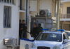 Μάνδρα: Παραμένει στη ΜΕΘ ο 31χρονος που εισέβαλε στο ΑΤ με μαχαίρι – Ελεύθερος ο αστυνομικός που τον πυροβόλησε