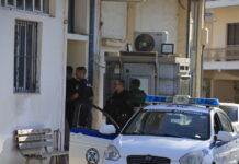 Μάνδρα: Παραμένει στη ΜΕΘ ο 31χρονος που εισέβαλε στο ΑΤ με μαχαίρι – Ελεύθερος ο αστυνομικός που τον πυροβόλησε