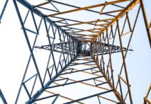 ΙΕΝΕ: Πώς συμβάλλει η Ελλάδα στη συγκράτηση των τιμών ηλεκτρικής ενέργειας στα Βαλκάνια σε σχέση με την Κεντρική Ευρώπη
