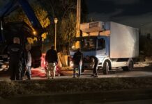 Φορτηγό έπεσε σε φρεάτιο στην Ιερά Οδό – Κλειστή η μία λωρίδα