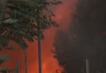 Μεγάλη φωτιά στον Ρέντη – Καίγονται λάστιχα και παλέτες
