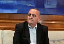 ΠΑΣΟΚ κατά ΝΔ: Ο Μπελέρης εκθειάζει τον Κασιδιάρη και ο Μπεκίρης από το γραφείο Μητσοτάκη συναντήθηκε με συνομιλητή του