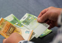 Θεσσαλονίκη: Οικιακή βοηθός κατηγορήθηκε ότι έκλεψε 50.000 ευρώ από σπίτι και αθωώθηκε – «Σοκαρίστηκα, σκέφτηκα ότι θα με έδιωχναν από τη χώρα»