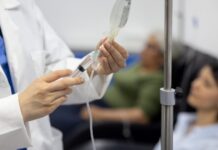 Νέα υπόθεση γιατρού με «μαγικές» θεραπείες: Χορηγούσε ενδοφλέβιες βιταμίνες που κάνουν «θαύματα σε 10 ημέρες»