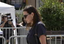 Κηδεία Γιώργου Μαζωνάκη: Κεφαλογιάννη, Γεωργιάδης, Δούκας αποχαιρέτησαν στη Νίκαια τον τραγουδιστή