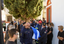 Ρόδος: Σε κλίμα συγκίνησης το τελευταίο «αντίο» στον πυροσβέστη Πέτρο Διακάκη