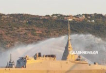 Στο λιμάνι της Σούδας η φρεγάτα «Κίμων» – Εντυπωσιακά πλάνα από την «υδάτινη αψίδα» για την υποδοχή της