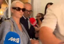 Γιώργος Μαζωνάκης: Η στιγμή που το ζευγάρι των γιατρών βγαίνει από την κλινική του Κολωνακίου