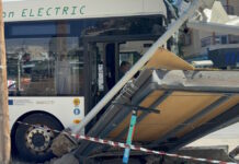 Θεσσαλονίκη: Ηλεκτρικό λεωφορείο έπεσε πάνω σε στάση – 4 τραυματίες