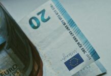 Έρευνα: Πώς εξοφλούν τους λογαριασμούς τους οι Ευρωπαίοι – Τι δείχνουν τα στοιχεία