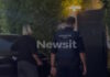 Γιώργος Μαζωνάκης: Βαρύ το κλίμα έξω από το σπίτι του τραγουδιστή – Συγκίνηση από τους θαυμαστές και θρήνος για τις αδερφές του