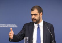 Live: Η ενημέρωση των πολιτικών συντακτών