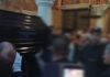 Γιώργος Μαζωνάκης: Σπαραγμός κατά την άφιξη της σορού του στη Νίκαια – Συντριμμένες οι αδερφές του καλλιτέχνη