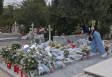Γιώργος Μαζωνάκης: Γεμάτος με λουλούδια και σημειώματα ο τάφος του τραγουδιστή – Βουβό προσκύνημα στο Γ΄Νεκροταφείο