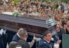Γιώργος Μαζωνάκης: Δάκρυα και χειροκροτήματα την ώρα που έφτασε το φέρετρο στην Αγία Τριάδα της Νίκαιας