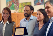 Δύο ξεχωριστές στιγμές για τη Δόμνα Μιχαηλίδου στη Θεσσαλονίκη: Η πλακέτα για τους 157 και το δώρο για τον γιο της