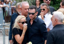 Κηδεία Γιώργου Μαζωνάκη: Με δάκρυα στα μάτια και λυγμούς η Μαρία Μπεκατώρου αποχαιρέτησε τον αγαπημένο της φίλο