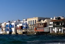 Μύκονος: Υπάλληλος καταγγέλλει ξενοδοχείο για «μαύρες» πληρωμές, κάμερες με μικρόφωνα και γεύματα σε συσκευασίες γατοτροφής