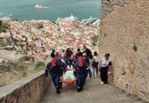 Ναύπλιο: Ηλικιωμένος λιποθύμησε στο Παλαμήδι – Τον έβγαλαν με φορείο οι πυροσβέστες