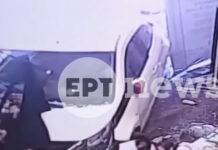 Νέα Μάκρη: Αυτοκίνητο «μπούκαρε» σε φαρμακείο – Η οδηγός μπέρδεψε το γκάζι με το φρένο