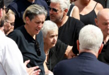 Γιώργος Μαζωνάκης: Σπαρακτικό αντίο από χιλιάδες κόσμου στον σπουδαίο καλλιτέχνη – Αυλαία για το παιδί από τη Νίκαια