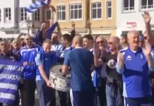 Γερμανία – Ελλάδα: Συνθήματα οπαδών της «γαλανόλευκης» στην πόλη του Άουγκσμπουργκ
