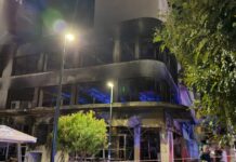 Πειραιάς: Καταστράφηκε ολοσχερώς κτίριο μετά από φωτιά – Βρέθηκε σώος εργαζόμενος στο υπόγειο