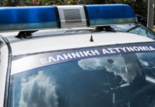 Πάτρα: Άνδρας σε αμόκ έμπαινε με τη βία σε αυτοκίνητα ζευαγαριών και τα έκανε «γυαλιά καρφιά» σε σπίτι