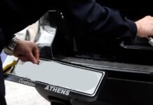 Βόλος: Αστυνομικός συνελήφθη επειδή χρηματιζόταν για να επιστρέφει πινακίδες σε οδηγούς