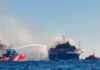 Φωτιά στο BLUE CARRIER 2: Αγώνας δρόμου για να αποτραπεί η βύθιση, σε ετοιμότητα μέσα απορρύπανσης