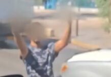 Ρομά έκλεισαν τον δρόμο σε λεωφορείο στον Πειραιά και προπηλάκισαν τον οδηγό – «Ήταν εκτός ορίων»