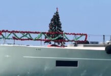 Σύβοτα: Οικογένεια στόλισε το σκάφος της με χριστουγεννιάτικο δέντρο και γιρλάντες μόλις μπήκε ο Σεπτέμβρης