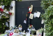 Γιώργος Μαζωνάκης: Αμέτρητα μπουκέτα με λουλούδια και σημειώματα έξω από το σπίτι του τραγουδιστή