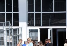 Δίκη για τα Τέμπη: Κατέθεσαν σύζυγος και κόρη του μηχανοδηγού – «Μέσα σε ένα βράδυ όλα χάθηκαν»