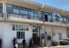 Αυτόπτες μάρτυρες περιγράφουν το αιματηρό περιστατικό στο ΑΤ Μάνδρας: «Ζύγωσε τον αστυνομικό για να τον καρφώσει και αναγκάστηκε να τον πυροβολήσει»