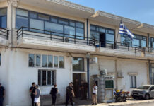 Αυτόπτες μάρτυρες περιγράφουν το αιματηρό περιστατικό στο ΑΤ Μάνδρας: «Ζύγωσε τον αστυνομικό για να τον καρφώσει και αναγκάστηκε να τον πυροβολήσει»