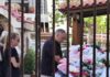 Βάσω Μαζωνάκη: Η στιγμή που διαβάζει μηνύματα του κόσμου στο λαϊκό προσκύνημα για τον Γιώργο Μαζωνάκη